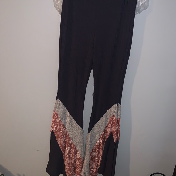BOHO paisley contrast flare pants! NWT 😍 - Picture 3 of 6